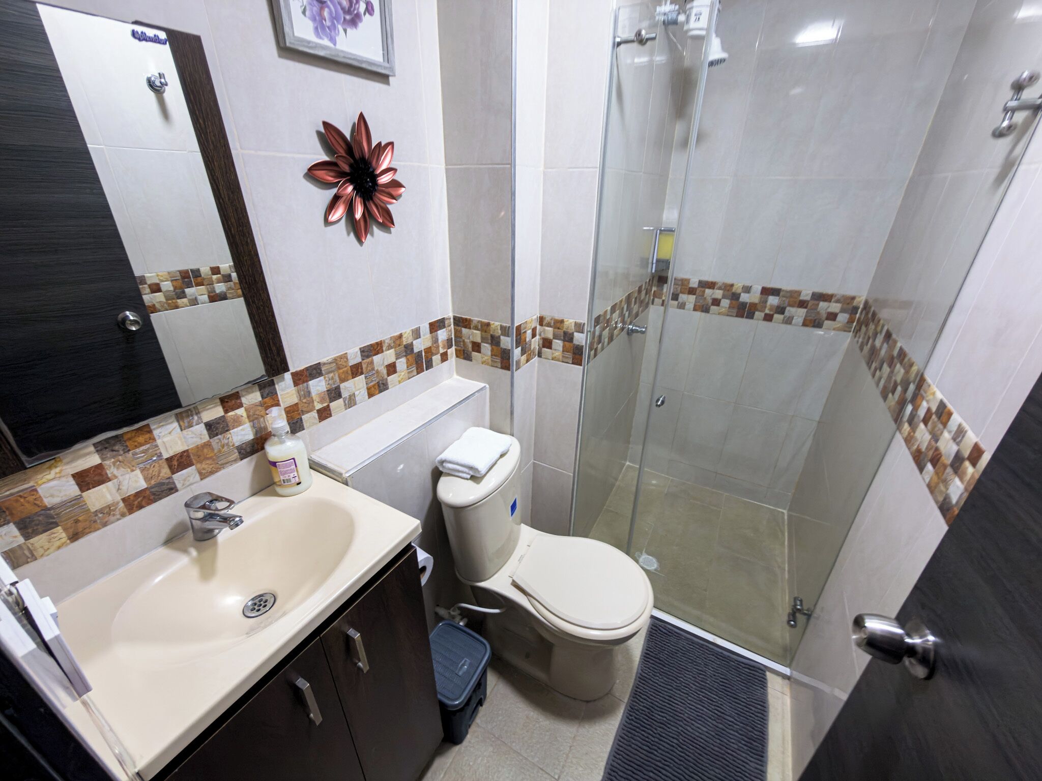 Regadera, toallas, jabón, papel de baño 