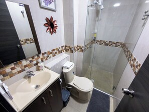 Dusj, håndklær, såpe og toalettpapir