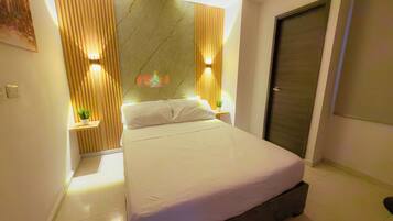 3 habitaciones, tabla de planchar con plancha, wifi y ropa de cama