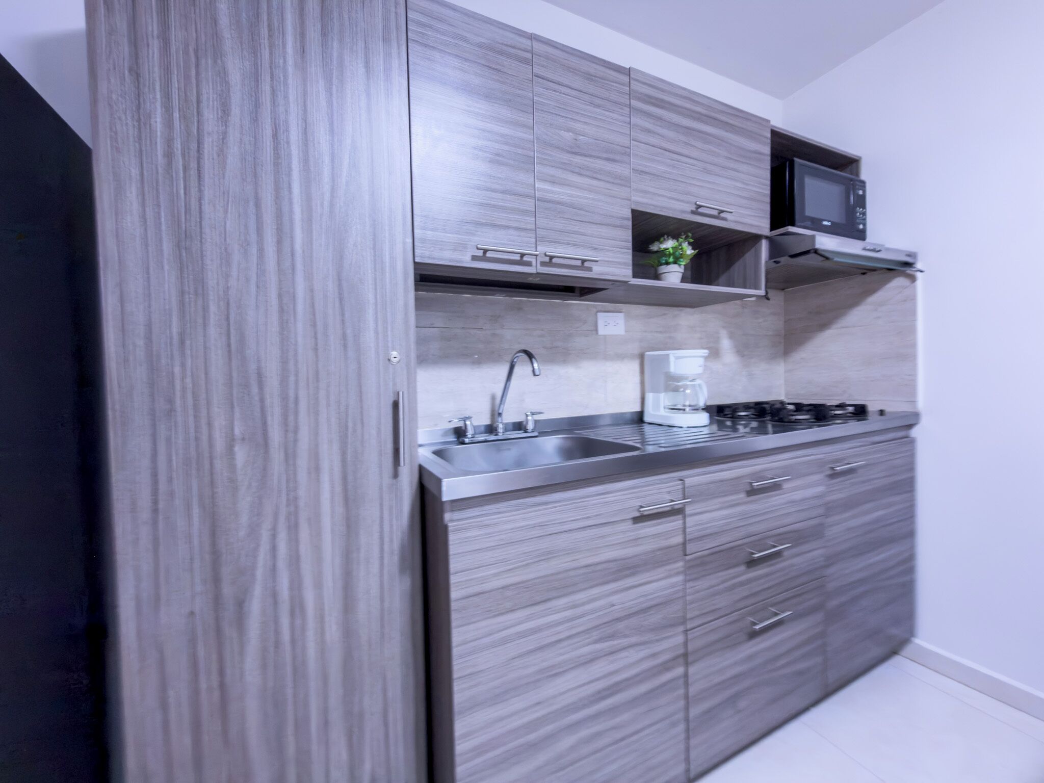 Microondas, parrilla de estufa y cafetera y tetera 