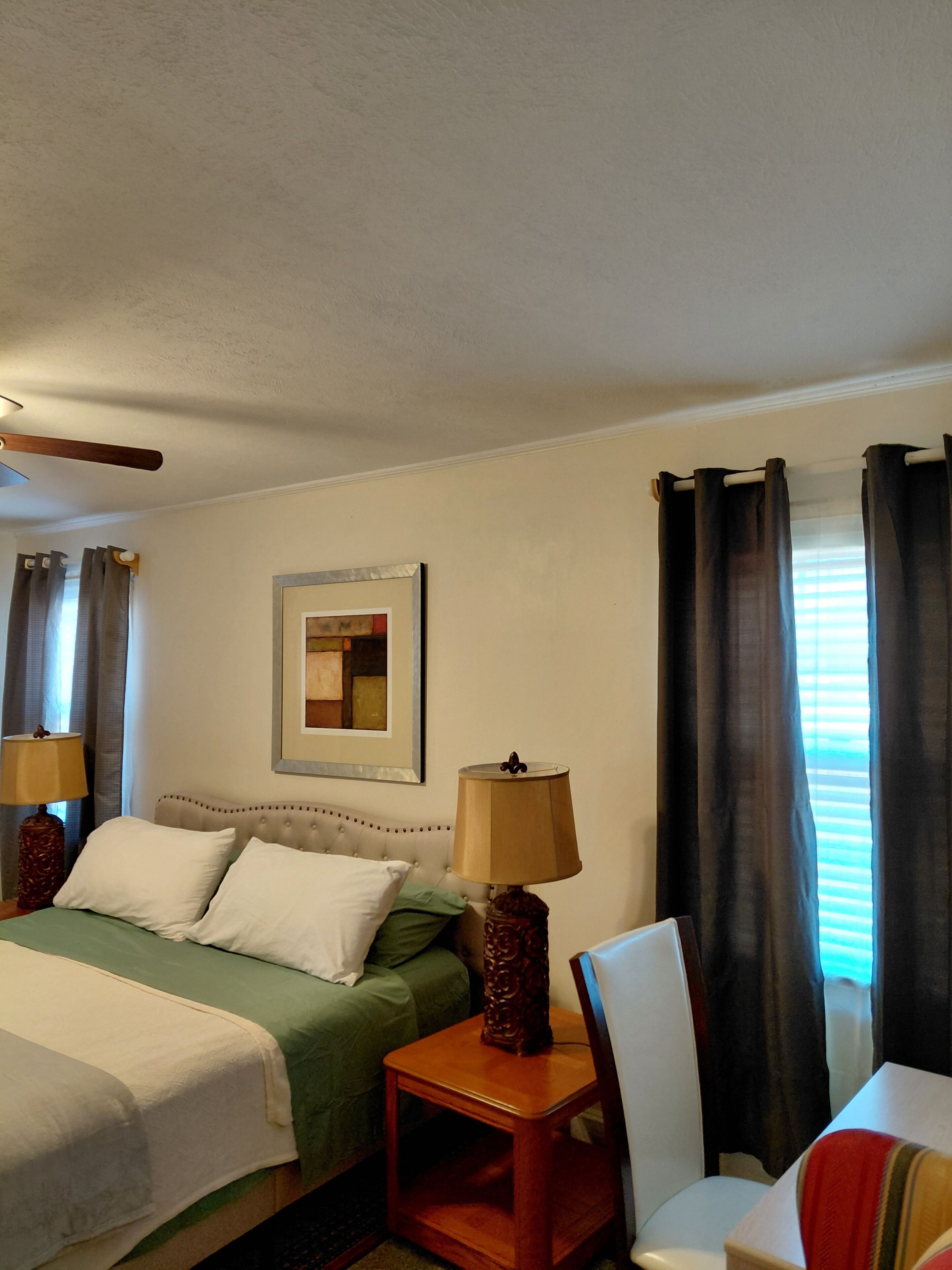 5 bedrooms, internet, bed sheets