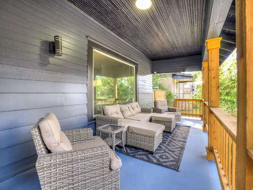 Near Attractions & Food : Walk to Plaza District