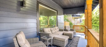 Near Attractions & Food : Walk to Plaza District