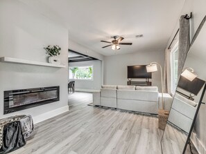 Smart TV, fireplace, books, computer monitors - Near Attractions & Food : Walk to Plaza District (Oklahoma City)