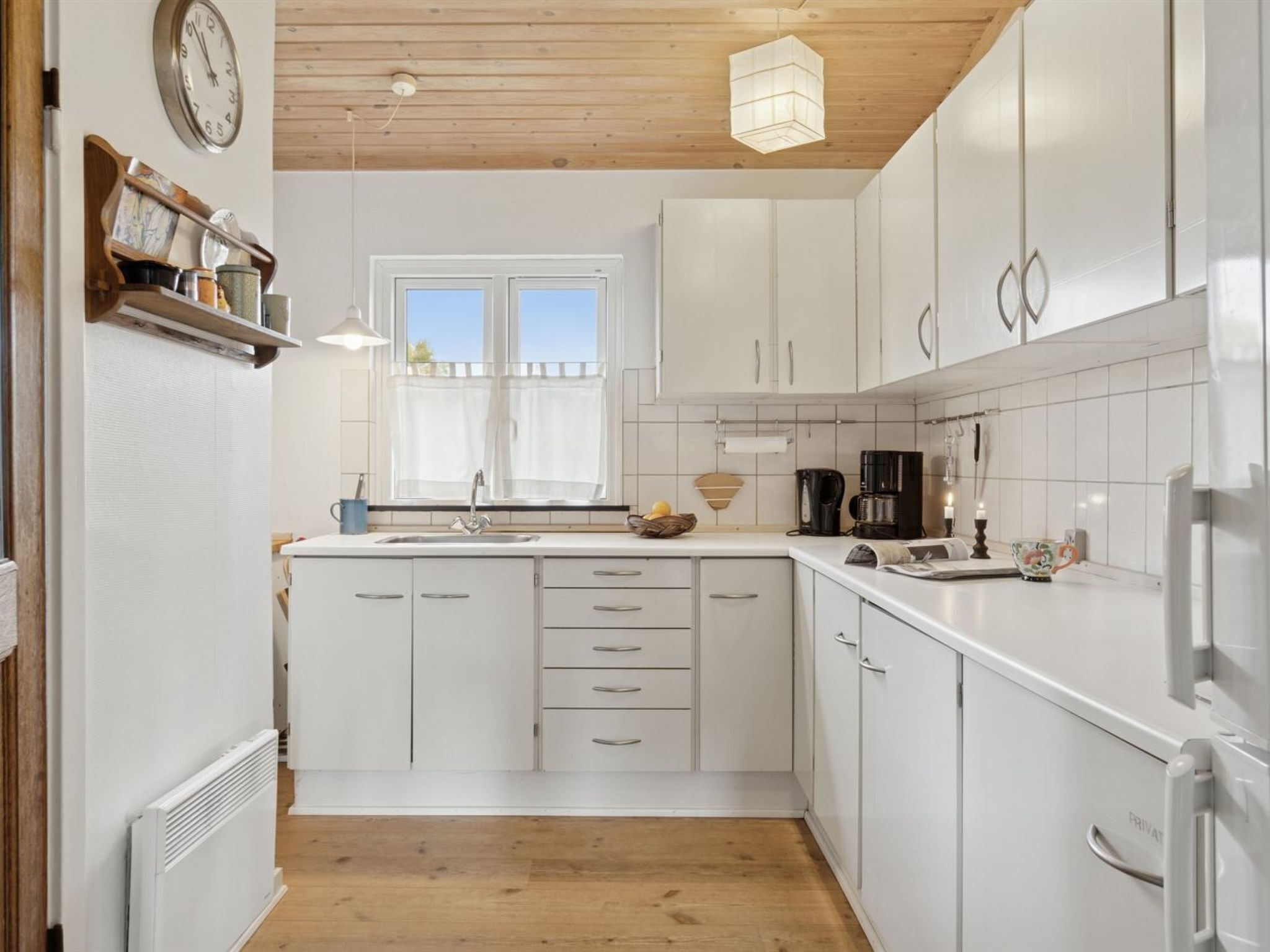 Kühlschrank, Mikrowelle, Kochgeschirr/Geschirr/Besteck