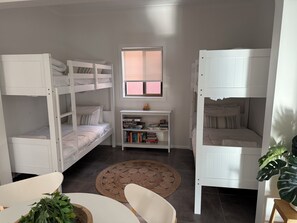 4 bedrooms, WiFi, bed sheets - Family comfort across the road from North Beach (Shellharbour)