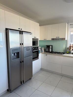 Private kitchen - Family comfort across the road from North Beach (Shellharbour)
