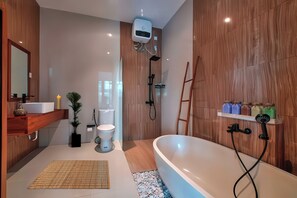 Chuveiro, secador de cabelo, toalhas de banho, sabonete