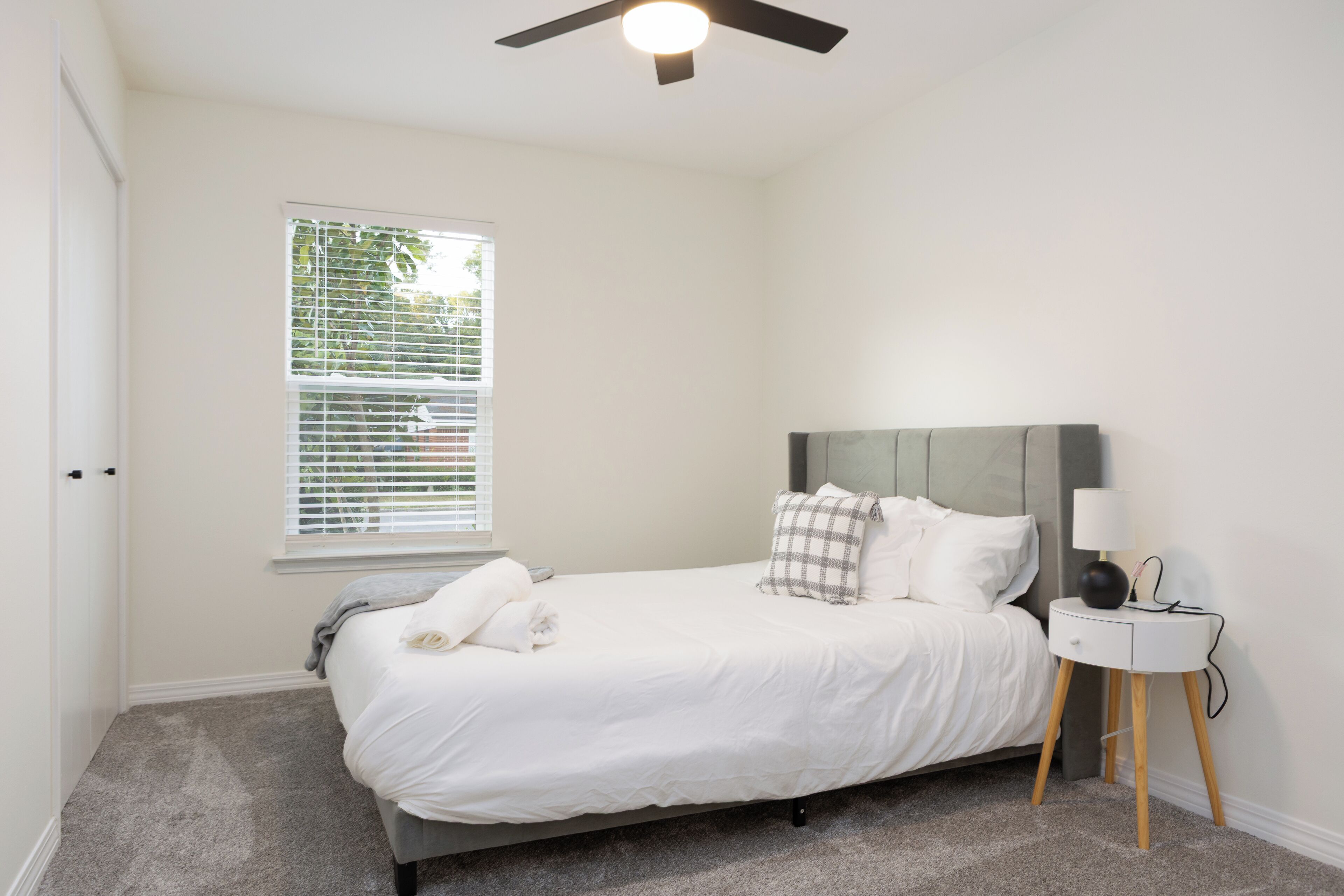 4 عدّة غرف نوم ومكواة/لوح كي وواي فاي وملاءات أسرّة