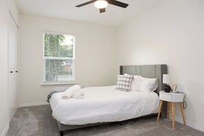 4 habitaciones, tabla de planchar con plancha, wifi y ropa de cama 