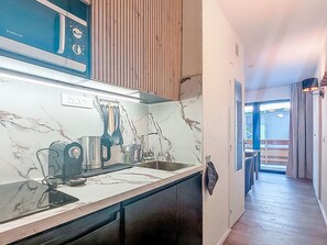 Fridge, microwave, dishwasher, cookware/dishes/utensils