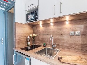 Refrigerador, microondas, lavavajillas y utensilios de cocina 