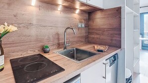 Kühlschrank, Mikrowelle, Geschirrspüler, Kochgeschirr/Geschirr/Besteck