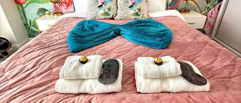 2 Schlafzimmer, Schreibtisch, Bügeleisen/Bügelbrett, Reisekinderbett