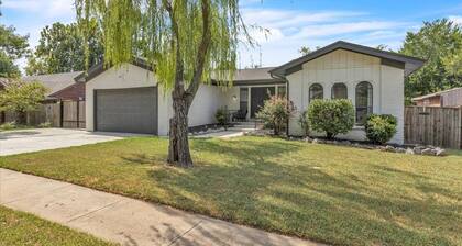Spacious 5-bedroom house in Norman Norman Luxe Retreat. Pool & Hot Tub sleeps 14