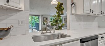 Spacious 5-bedroom house in Norman Norman Luxe Retreat. Pool & Hot Tub sleeps 14