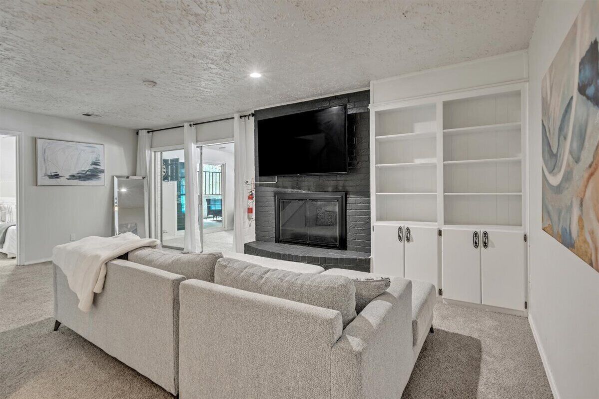Spacious 5-bedroom House In Norman Norman Luxe Retreat. Pool & Hot Tub Sleeps 14 - Norman, OK
