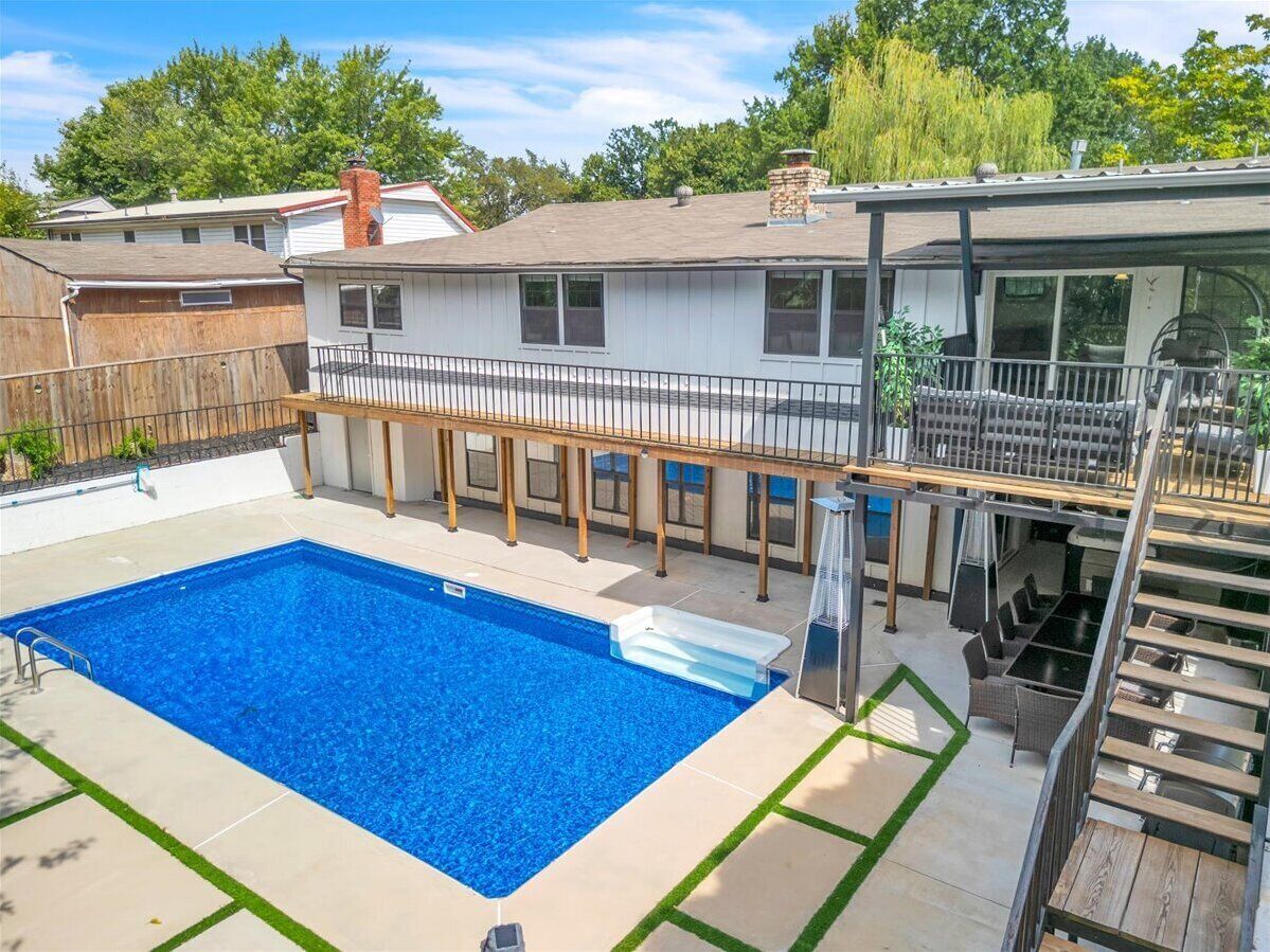 Alberca techada y alberca al aire libre