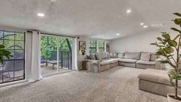 Fernseher, Kamin, Tischfußball, Tischtennisplatte