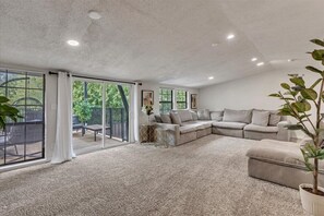 Fernseher, Kamin, Tischfußball, Tischtennisplatte