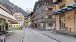 A street view with buildings, a mountain in the background, and a clear sky. - BeKb-Gebäude Apt 07 by Interhome (Wengen)