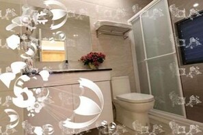 Shower, pengering rambut, handuk, dan sabun