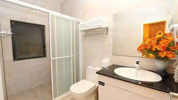 Douche, sĂšche-cheveux, serviettes fournies, savon