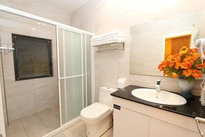 Een douche, een haardroger, handdoeken, zeep