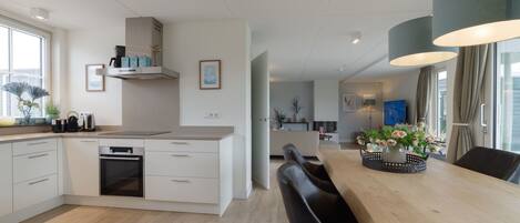 Een koelkast, een microgolfoven, een oven, een vaatwasser