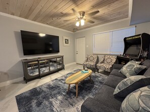 Älytelevisio, DVD-soitin, kirjoja