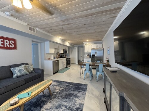 Waterfront Luxury in Matlacha. Renovated, 2 bed/1 bath - incredible location!