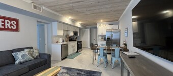 Waterfront Luxury in Matlacha. Renovated, 2 bed/1 bath - incredible location!