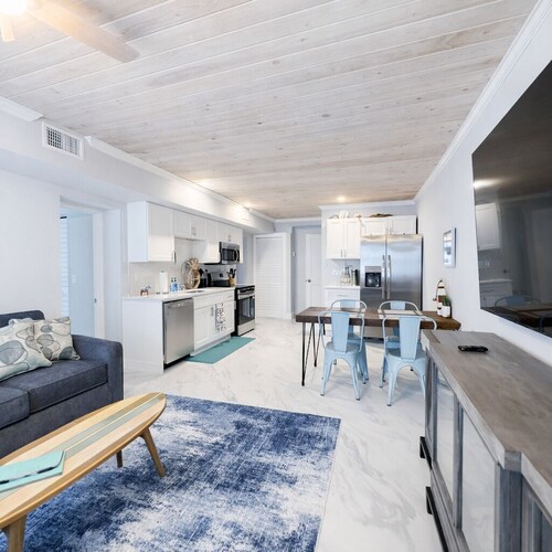 Waterfront Luxury in Matlacha. Renovated, 2 bed/1 bath - incredible location!