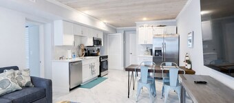 Waterfront Luxury in Matlacha. Renovated, 2 bed/1 bath - incredible location!