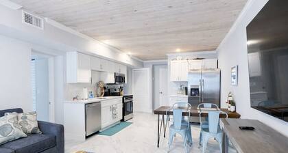 Waterfront Luxury in Matlacha. Renovated, 2 bed/1 bath - incredible location!