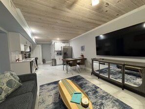 Smart-TV, DVD-Player, Bücher