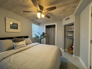 2 bedrooms, desk, free WiFi, bed sheets