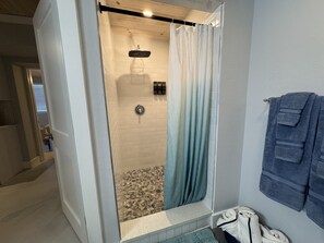 Dusche, Haartrockner, Handtücher, Seife