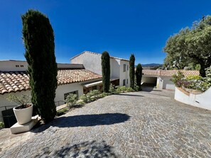 Property grounds - VILLA FOR 12 PEOPLE WITH SWIMMING POOL, JACUZZI AND SPLENDID SEA VIEW (GRIMAUD)
