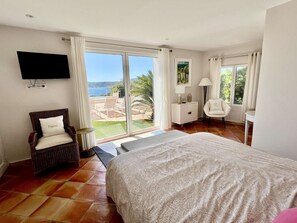 Free WiFi - VILLA FOR 12 PEOPLE WITH SWIMMING POOL, JACUZZI AND SPLENDID SEA VIEW (GRIMAUD)