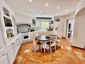 Fridge, microwave, oven, dishwasher - VILLA FOR 12 PEOPLE WITH SWIMMING POOL, JACUZZI AND SPLENDID SEA VIEW (GRIMAUD)