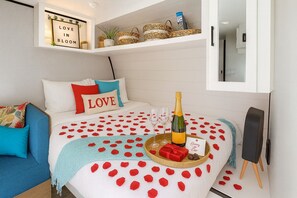 1 slaapkamer, een strijkplank/strijkijzer, wifi, beddengoed