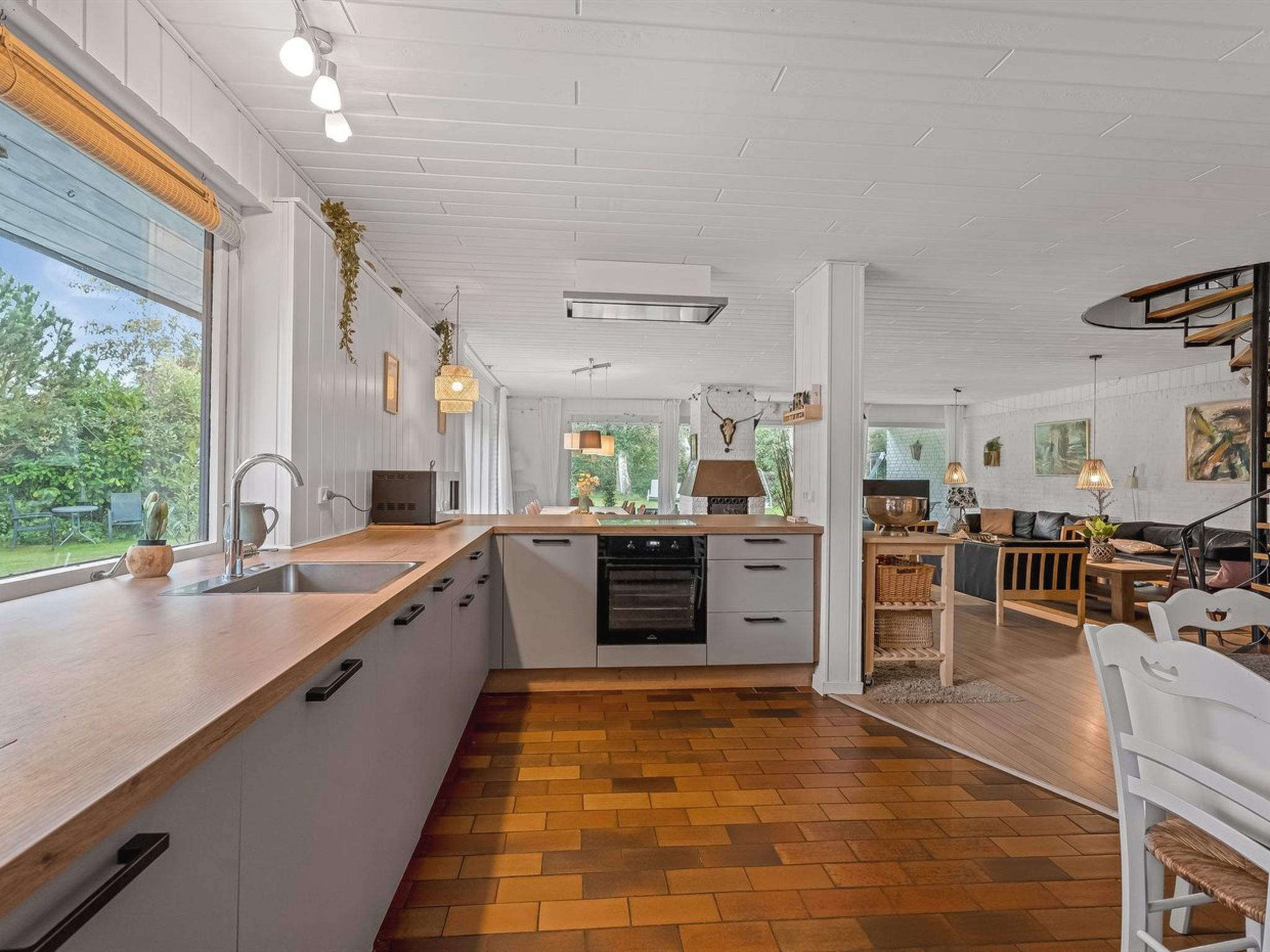 Fridge, microwave, dishwasher, cookware/dishes/utensils