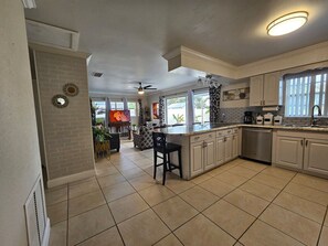 Fridge, microwave, oven, stovetop - Anysel Pool house (Orlando)