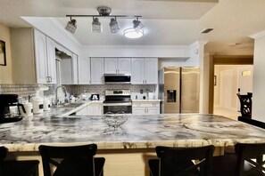 Fridge, microwave, oven, stovetop - Anysel Pool house (Orlando)