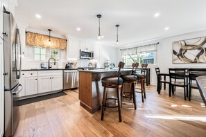 ثلاجة، ميكروويف، فرن، موقد طهي مسطح