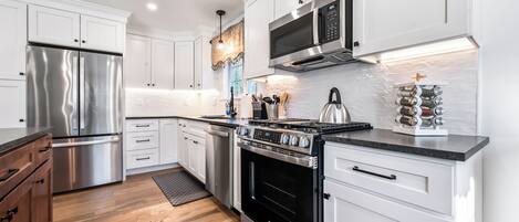 Refrigerador, microondas, horno y parrilla de estufa