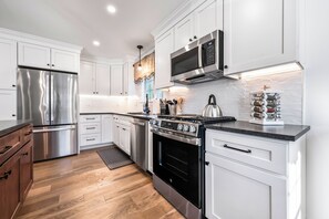 ثلاجة، ميكروويف، فرن، موقد طهي مسطح