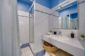 Shower, hair dryer, towels - Beautiful 2-bedroom flat with patio (Bègles)