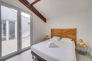 Iron/ironing board, Internet, bed sheets - Beautiful 2-bedroom flat with patio (Bègles)